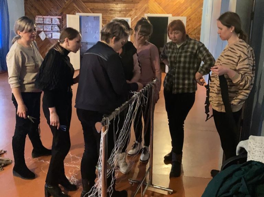 ​Шелопугинские волонтеры плетут маскировочные сети для бойцов СВО