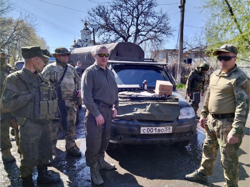 Юрий Трутнев встретился с российскими военнослужащими в зоне СВО и передал снаряжение и вооружение