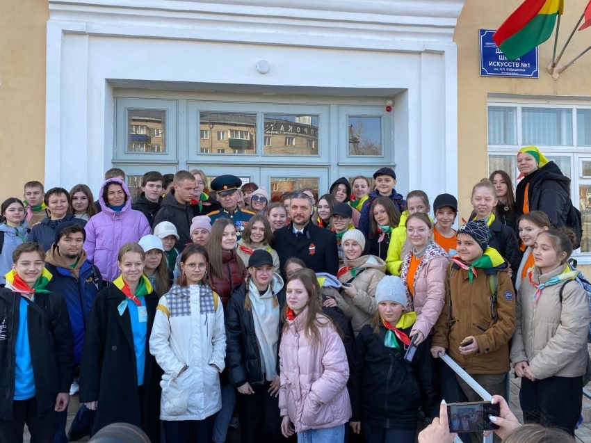 Аллею Героев России торжественно открыли в детской школе искусств имени Будашкина в столице Забайкалья