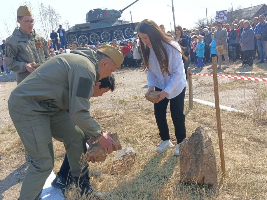 Первый камень в основание памятника участникам СВО заложили 9 мая жители Ононского района