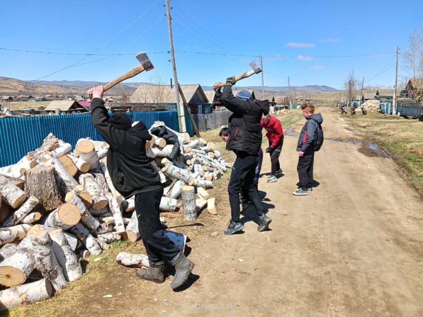 Копунские волонтеры помогают матери военнослужащих расколоть дрова