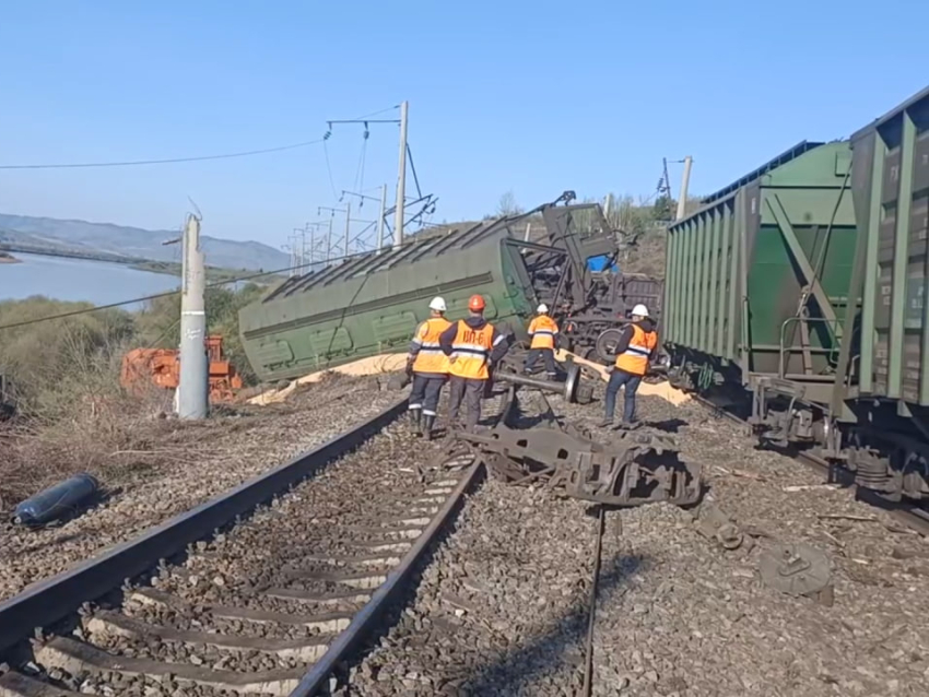 ​ЗабЖД: Направлены четыре восстановительных поезда для ликвидации последствий схода грузовых вагонов в Забайкалье 