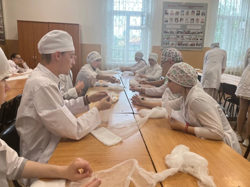 Перевязочный материал и письма студентов: В Читинском медколледже подготовили посылку в зону СВО
