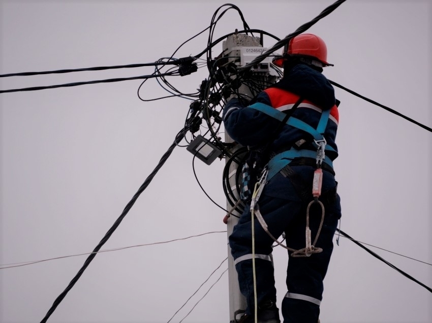 Электроснабжение в ближайшее время вернут в дома села Илим Нерчинского района, где из-за шквалистого ветра упали две электроопоры 