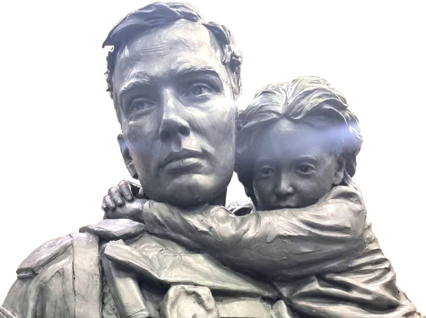 Воин с девочкой на руках: Для мемориального комплекса Читы изготовлена бронзовая скульптура 