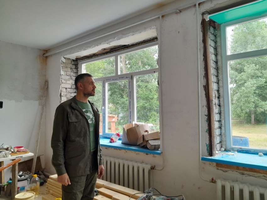 Губернатор Александр Осипов проверил качество ремонта детского сада в Приисковой