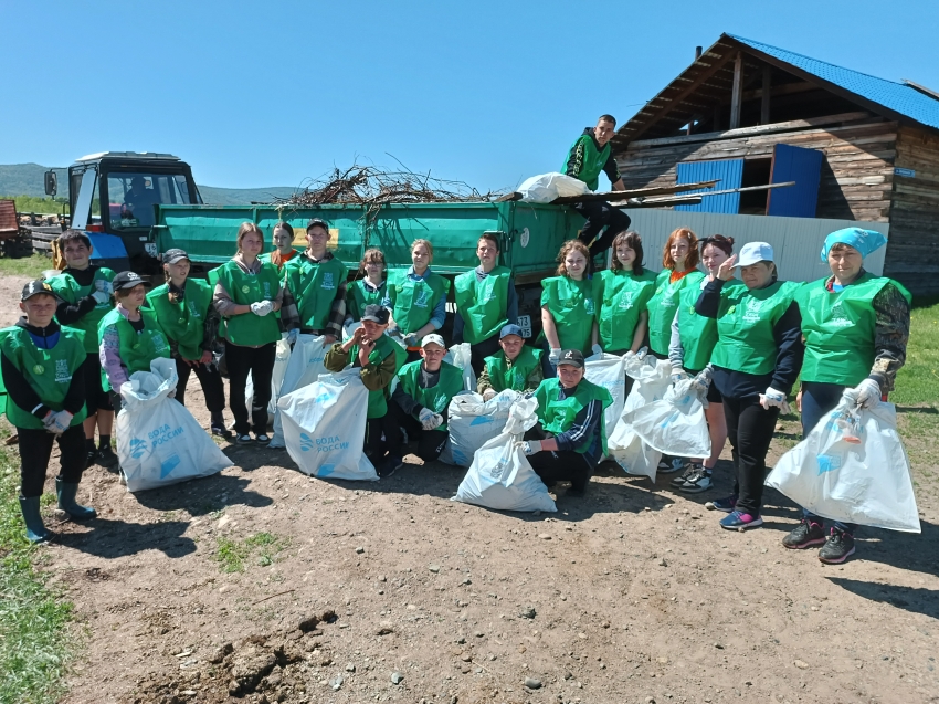Сотрудники национального парка «Чикой» очистили от мусора участок реки Дюлюн