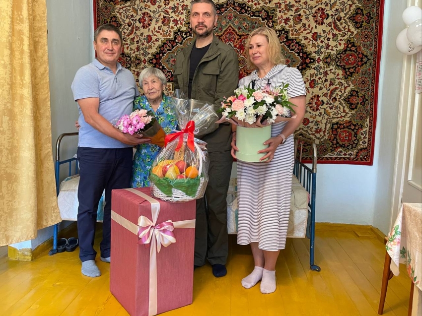 Александр Осипов в Дарасуне поздравил с 95-летним юбилеем Екатерину Минееву