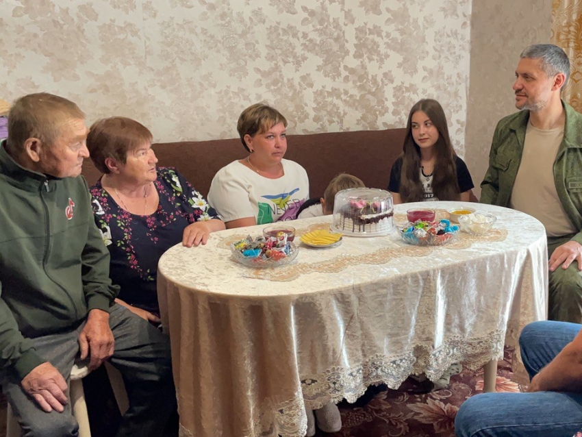 Александр Осипов в Лесном Городке навестил супругов Чуприновых, которые в этом году отмечают 45 лет совместной жизни