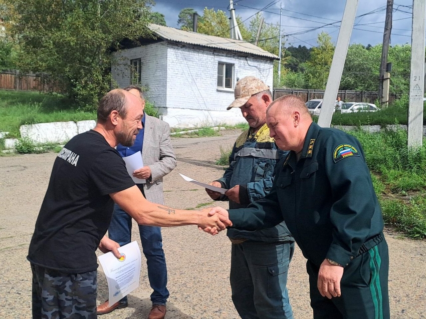 Лесные пожарные Забайкалья получили благодарственные письма от администрации Усть-Майского района Якутии