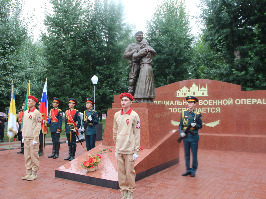 Первый памятник героям СВО открыли в столице степной Аги