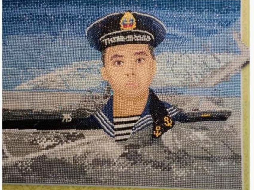 Мастерица из Нерчинского района создала портрет Героя России Алдара Цыденжапова из алмазной мозаики