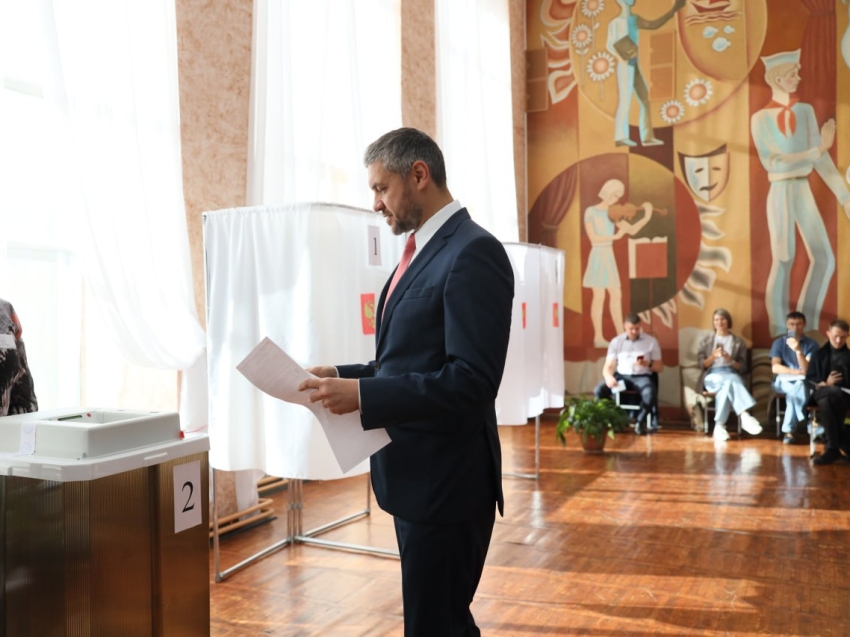 Единый день голосования-2023: Губернатор Забайкалья Александр Осипов принял участие в выборах