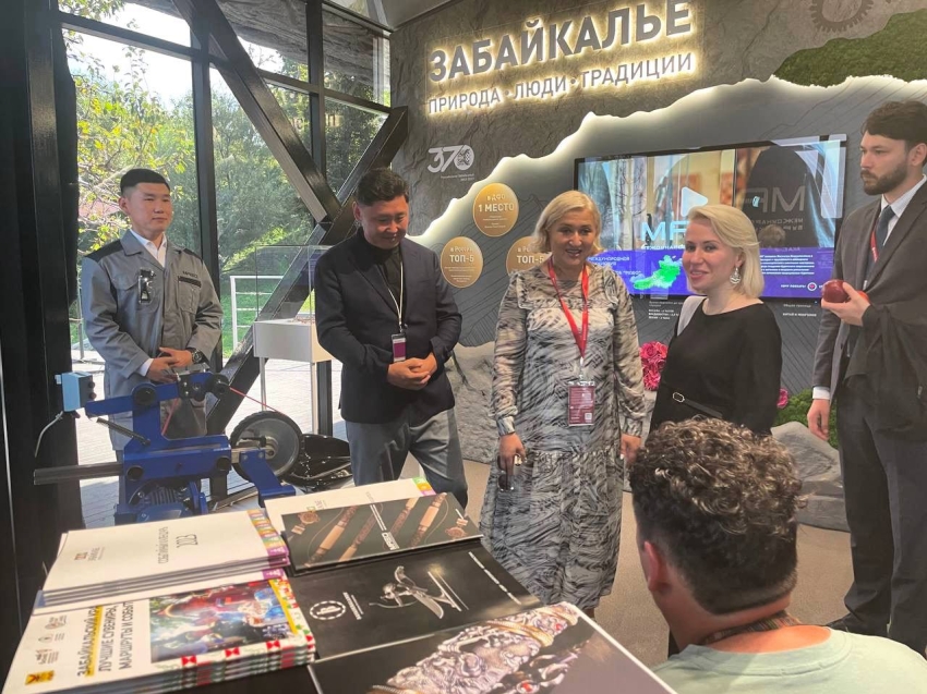 ВЭФ-2023: Экскурсию по забайкальскому павильону для Надежды Преподобной провела Ирина Левкович