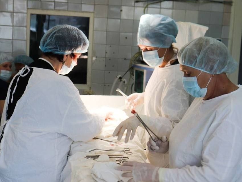 Главный травматолог Минздрава Забайкалья и профессор ЧГМА провели высокотехнологичные операции в краевой больнице №4