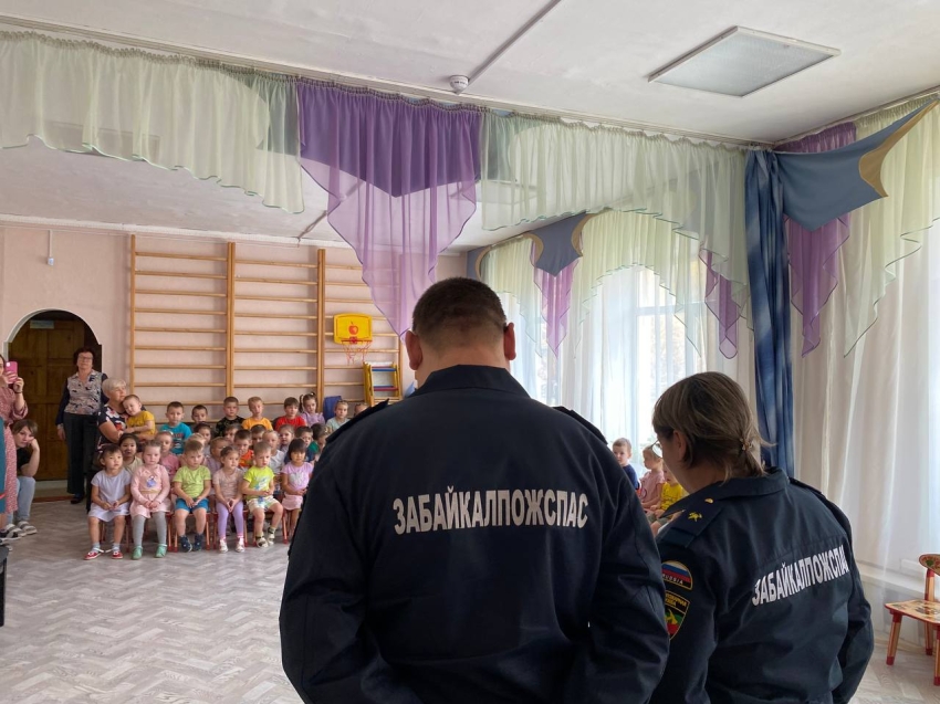 Занятия по пожарной безопасности в преддверии Дня гражданской обороны провели для детсадовцев Забайкалья 