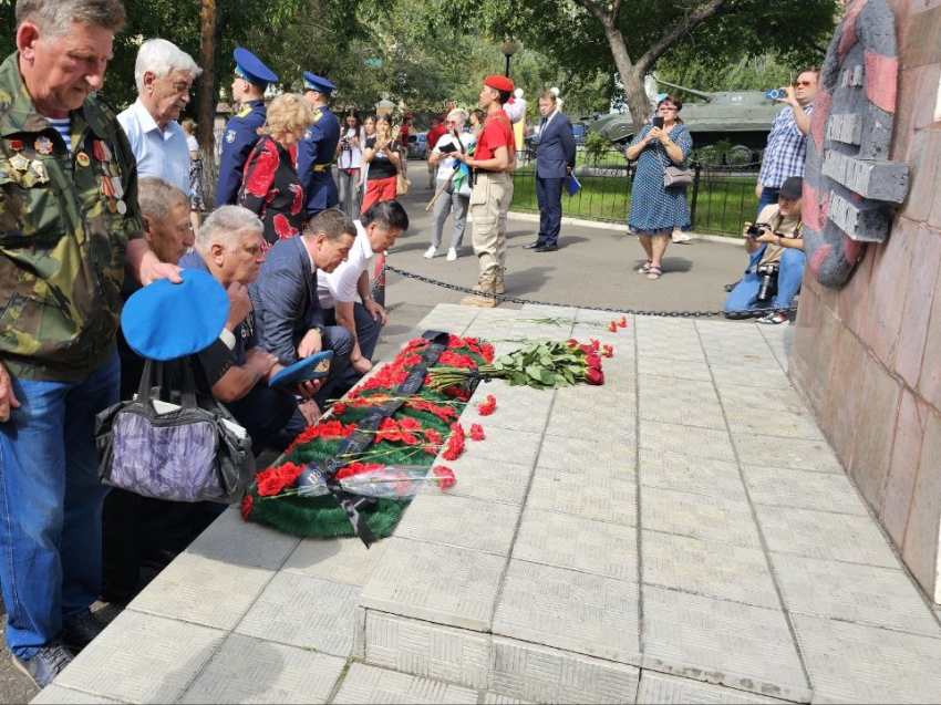 Марат Мирхайдаров в парке Дома офицеров поздравил десантников Забайкалья с праздником 