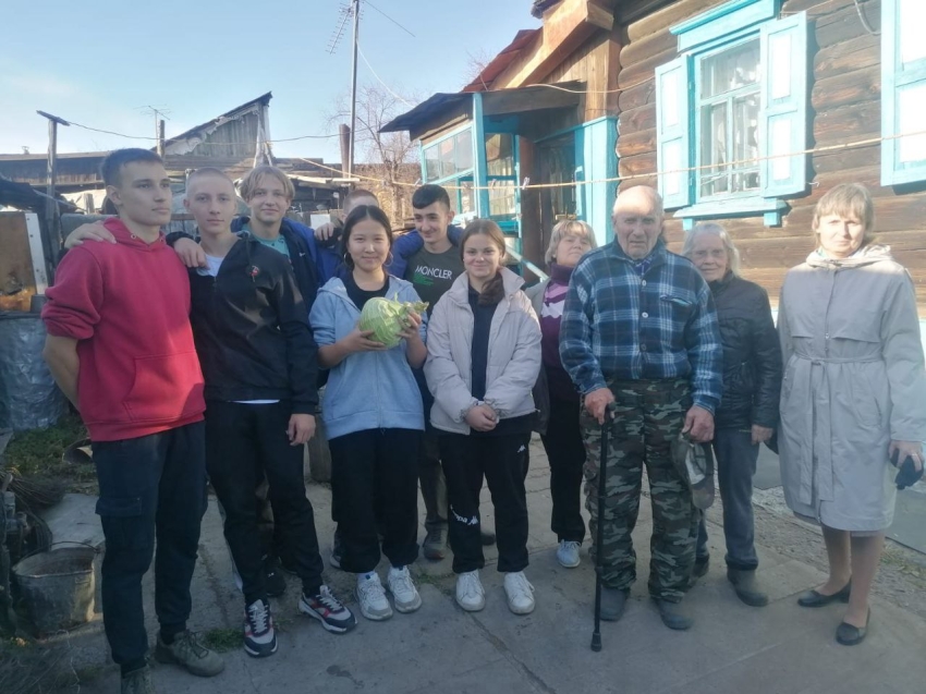 ​Ученики школы №10 в Чите устроили субботник на участке ветерана Второй Мировой войны