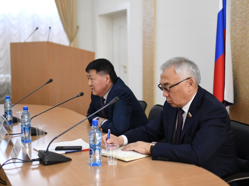 Сенатор от Забайкалья Баир Жамсуев провёл встречу с депутатами нового созыва регионального парламента