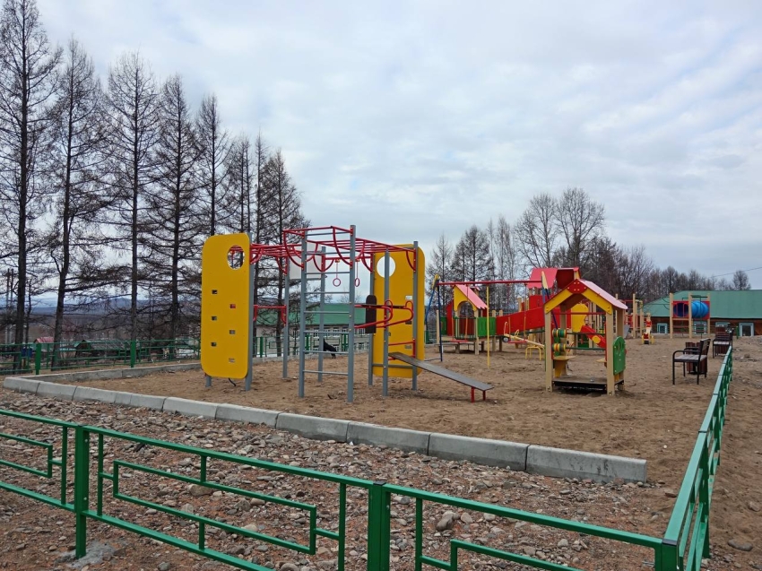 ​Детскую игровую площадку установили в селе Тупик Тунгиро-Олёкминского района
