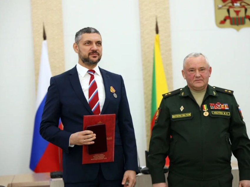 ​Главе региона Александру Осипову вручили медаль «Участнику специальной военной операции»
