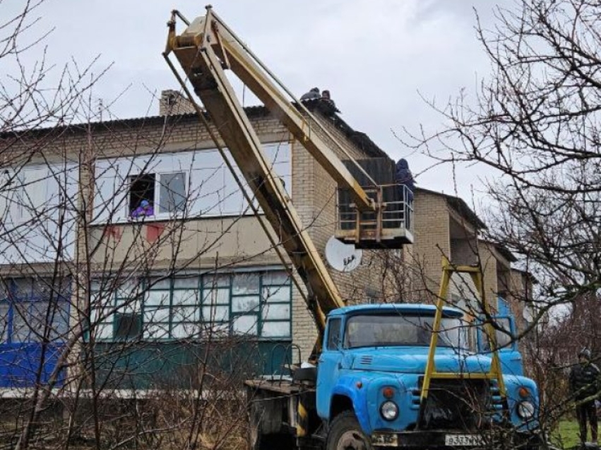 Забайкальская аварийная бригада начала восстановление кровель домов, пострадавших от урагана в Старобешевском районе ДНР