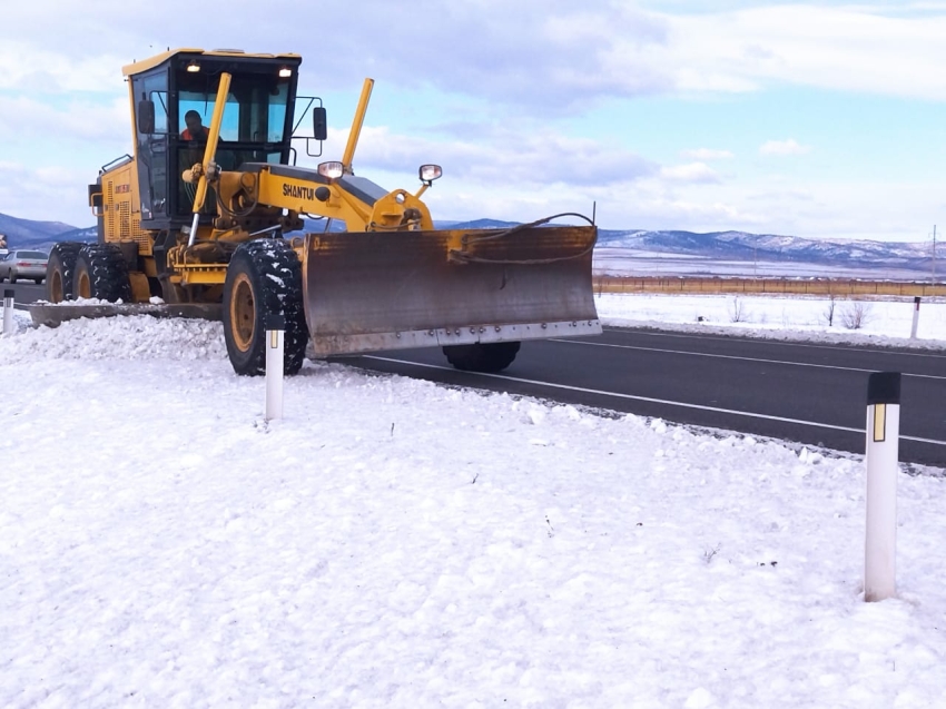 Борьба с зимними стихиями продолжается: дорожники ведут работы по очистке региональных трасс в 22 районах Забайкалья