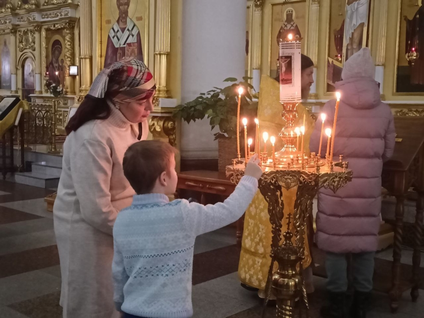 Божественная литургия в честь великого князя Александра Невского и крестный ход прошли в Чите
