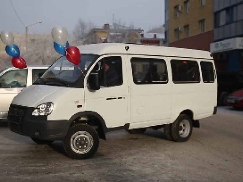 Автомобиль накануне Нового года подарил губернатор Забайкалья многодетной семье из Лесной
