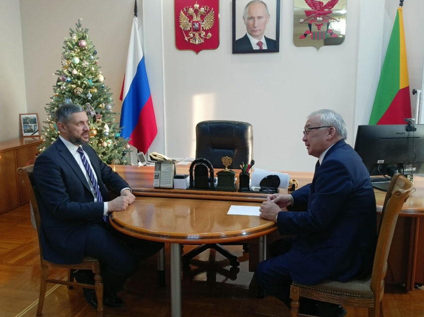 ​Глава региона Александр Осипов поблагодарил сенатора Баира Жамсуева за результативность работы в течение года