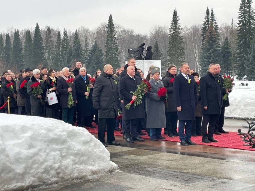 ​Губернатор Александр Осипов принял участие в церемонии возложения венков, посвящённой жертвам Второй Мировой войны, в Санкт-Петербурге