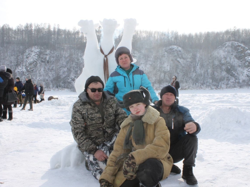 Супруги из Сретенского района создали снежный городок на реке Шилке и посвятили его Году семьи 