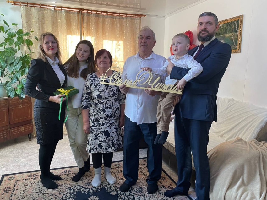 Губернатор Александр Осипов поздравил семью Чижик с 55-летием совместной жизни
