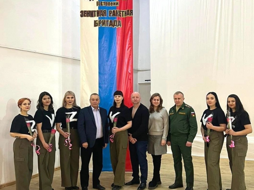 ​Артисты Петровска-Забайкальского поздравили с Днём защитника Отечества более 1200 военнослужащих Забайкалья