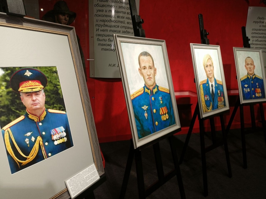 ​Портреты забайкальских героев СВО представили на выставке в Забайкальском краеведческом музее в Чите