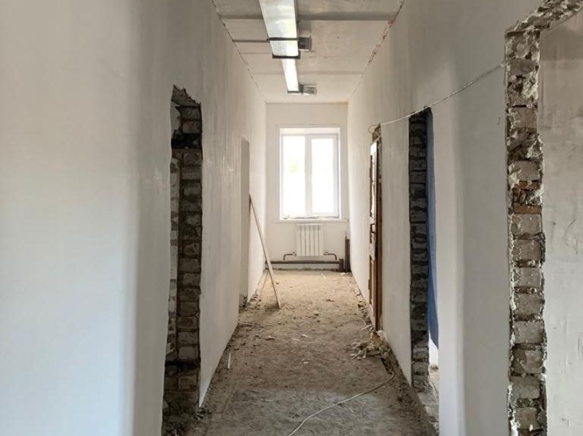 ​Капитальный ремонт поликлиники Кыринской ЦРБ продолжается благодаря нацпроекту