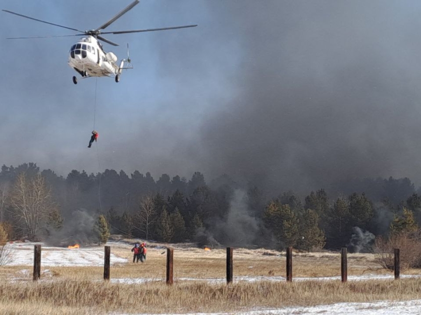 Пожарные-парашютисты Читинской авиабазы совершили тренировочные прыжки