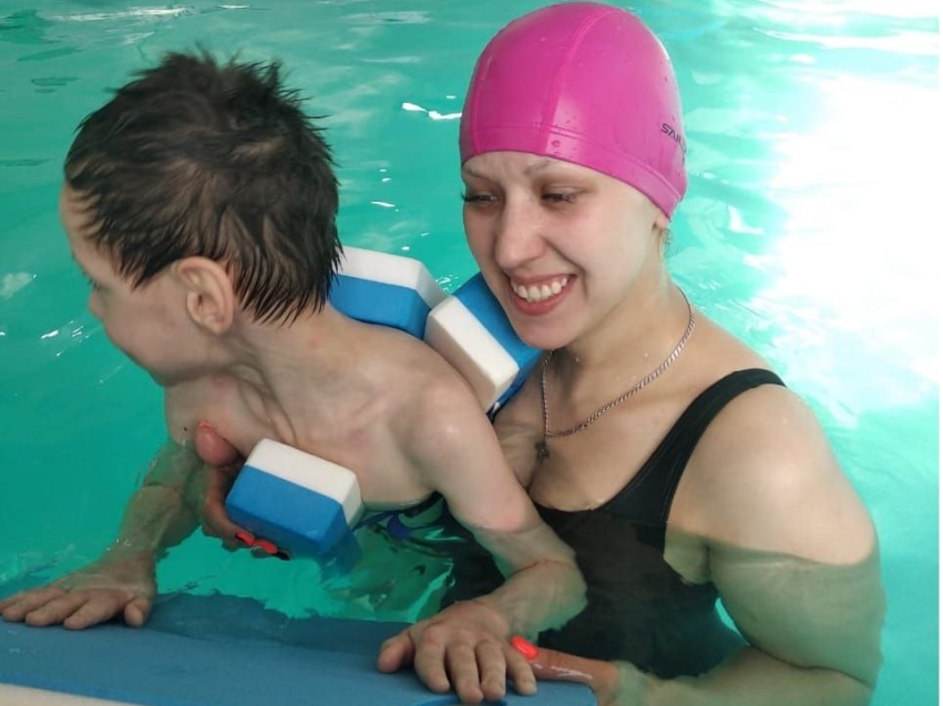Семьи с детьми-инвалидами в Забайкалье впервые посетили бассейн благодаря гранту губернатора