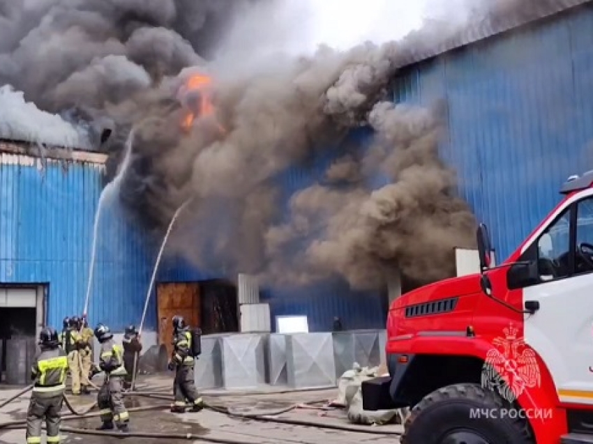 Сотрудники МЧС России ликвидировали крупный пожар в Чите