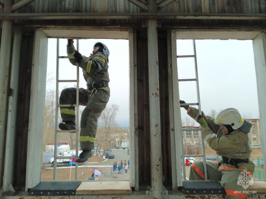Огнеборцы читинского гарнизона пожарной охраны приняли участие в соревнованиях в честь 375-летия пожарной охраны России