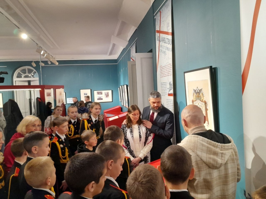 Губернатор Забайкалья Александр Осипов вместе с кадетами посетил выставку «Казачество на государевой службе»