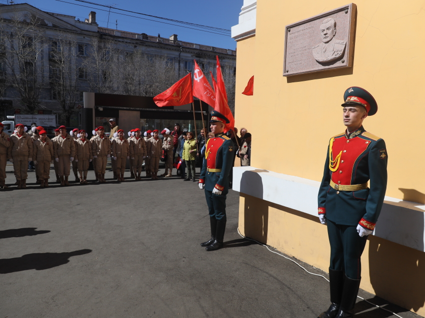 У мемориальной доски Родиону Малиновскому провели торжественный митинг
