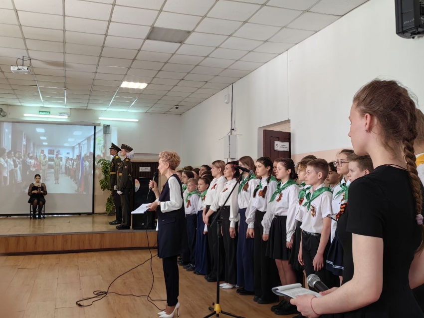 ​Более 100 школьников Читы и Старобешево ДНР исполнили совместно песню «День Победы» 