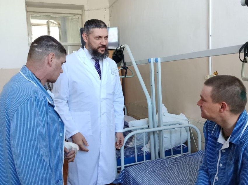 Александр Осипов вместе с активистами движения «Волонтеры Победы» поздравил бойцов с 9 Мая в военном госпитале Читы