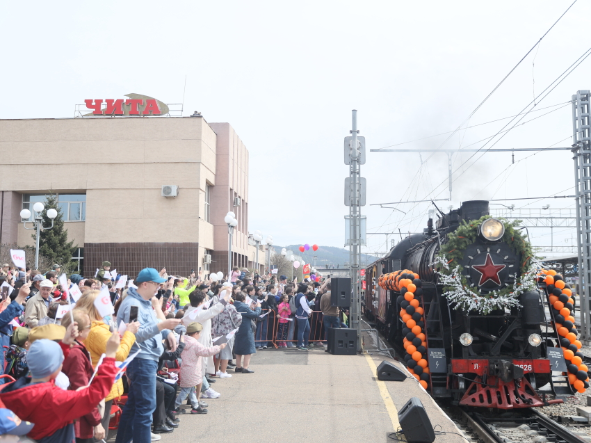 Фоторепортаж: Поезд Победа встретили в Чите 9 мая