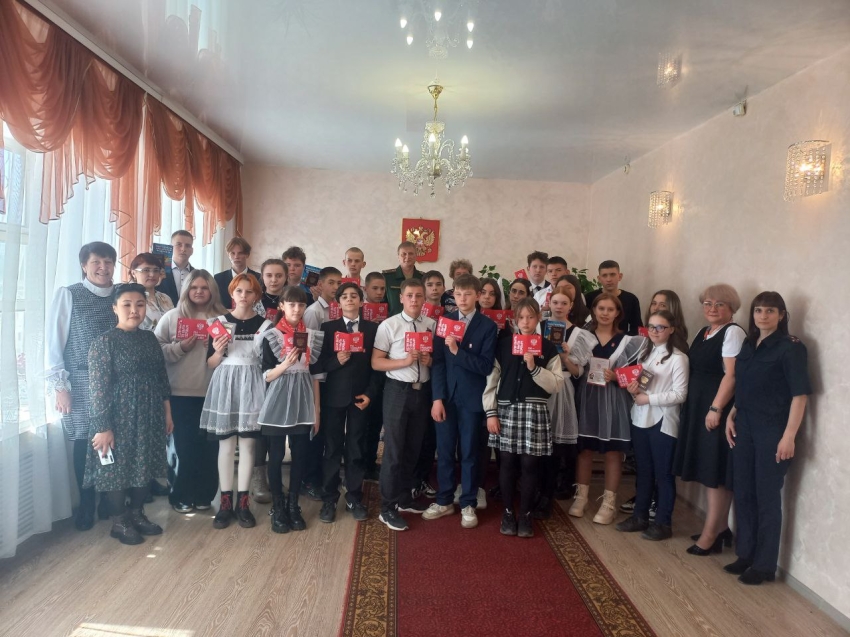 Вручение паспортов и викторина: Забайкальские школьники посетили отделы ЗАГС региона