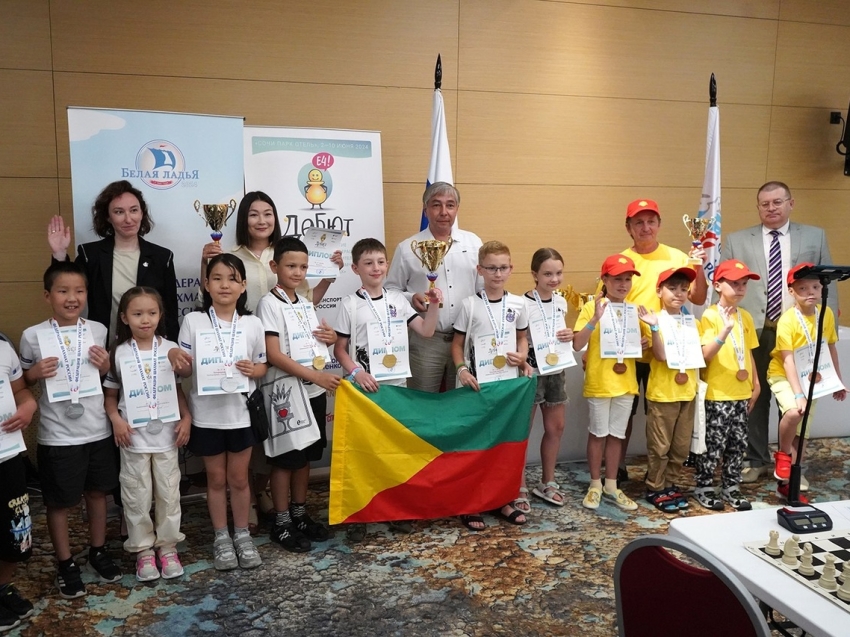 ​Школьники из Забайкалья стали сильнейшими среди первых и вторых классов в России по шахматам