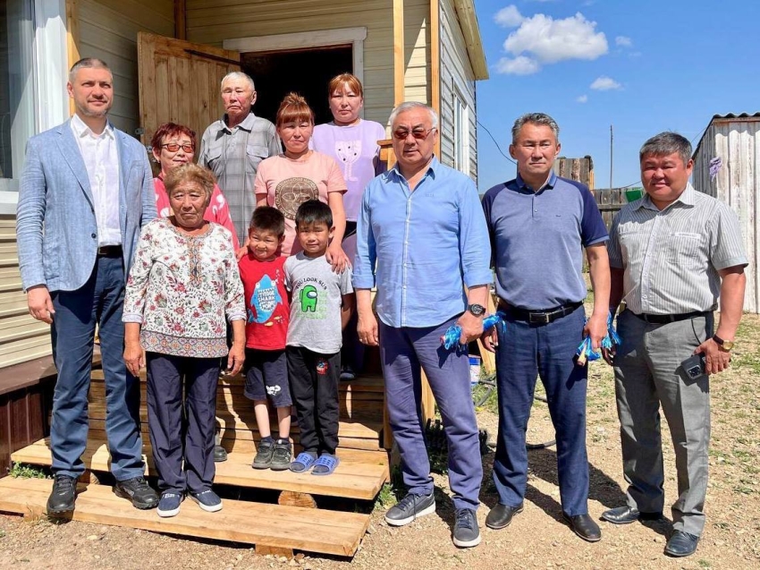 ​Губернатор Забайкалья Александр Осипов навестил семью участника СВО в Дульдургинском районе