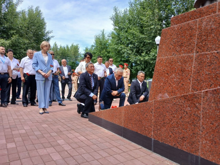 ​Участники и гости Первенства России по стрельбе из лука возложили цветы к памятнику Героям СВО в Агинском