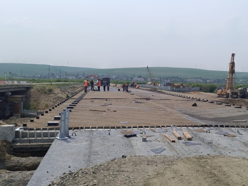 В Шилкинском районе Забайкалья продолжают восстанавливать разрушенный паводками мост